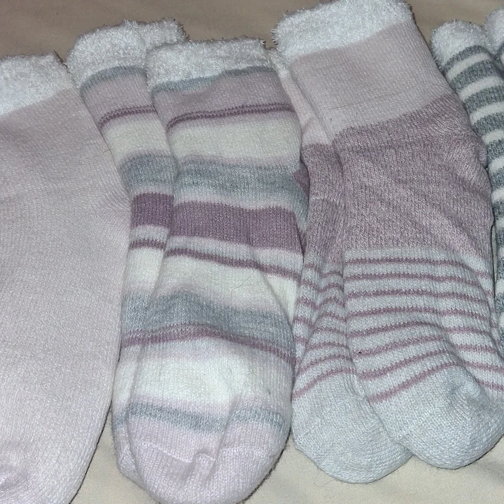 NWOT Lot Of 5 Soft Fuzzy Slipper Socks - Picture 3 of 5